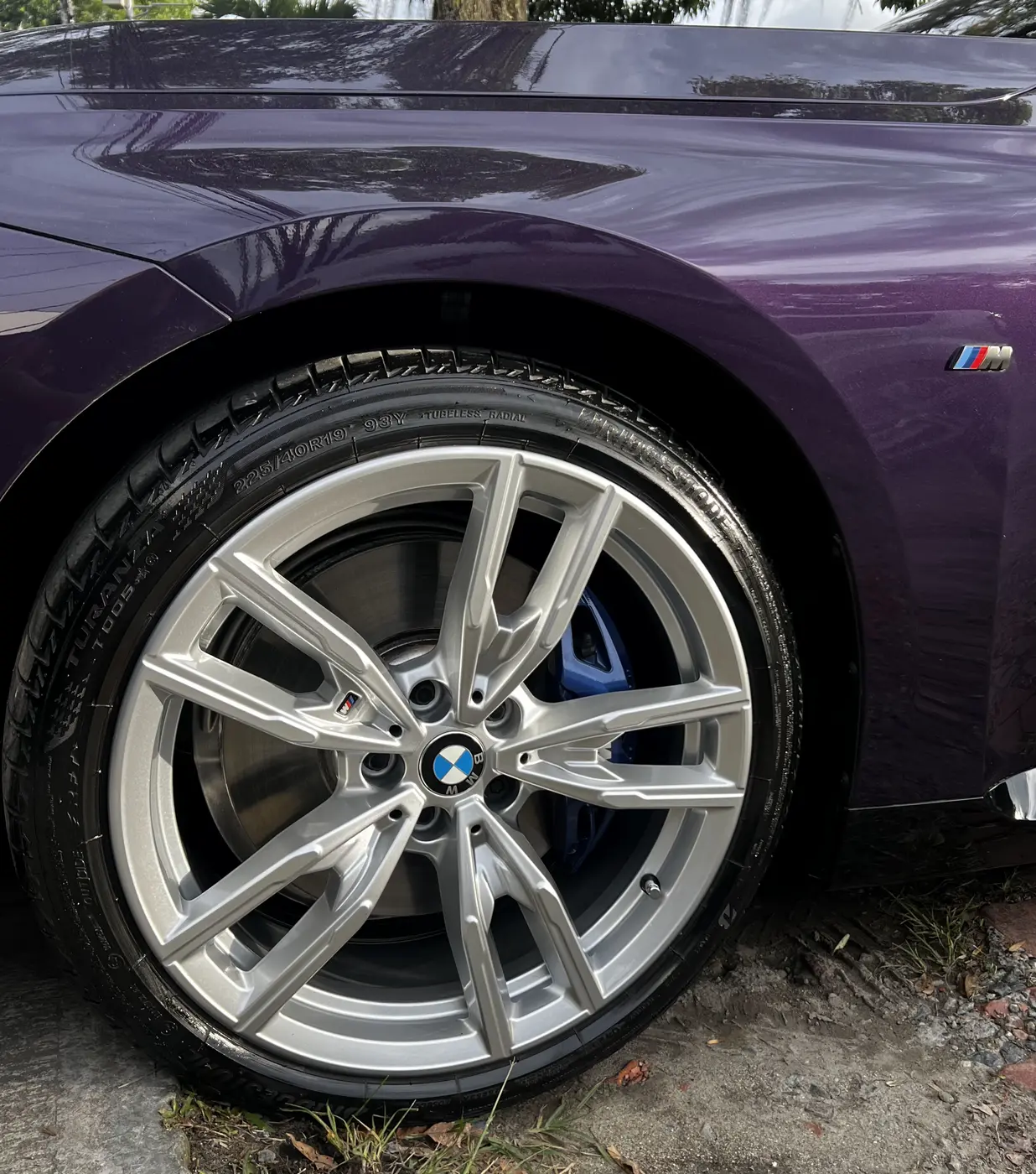 Pintura de rin BMW plata con caliper azul en Medellín