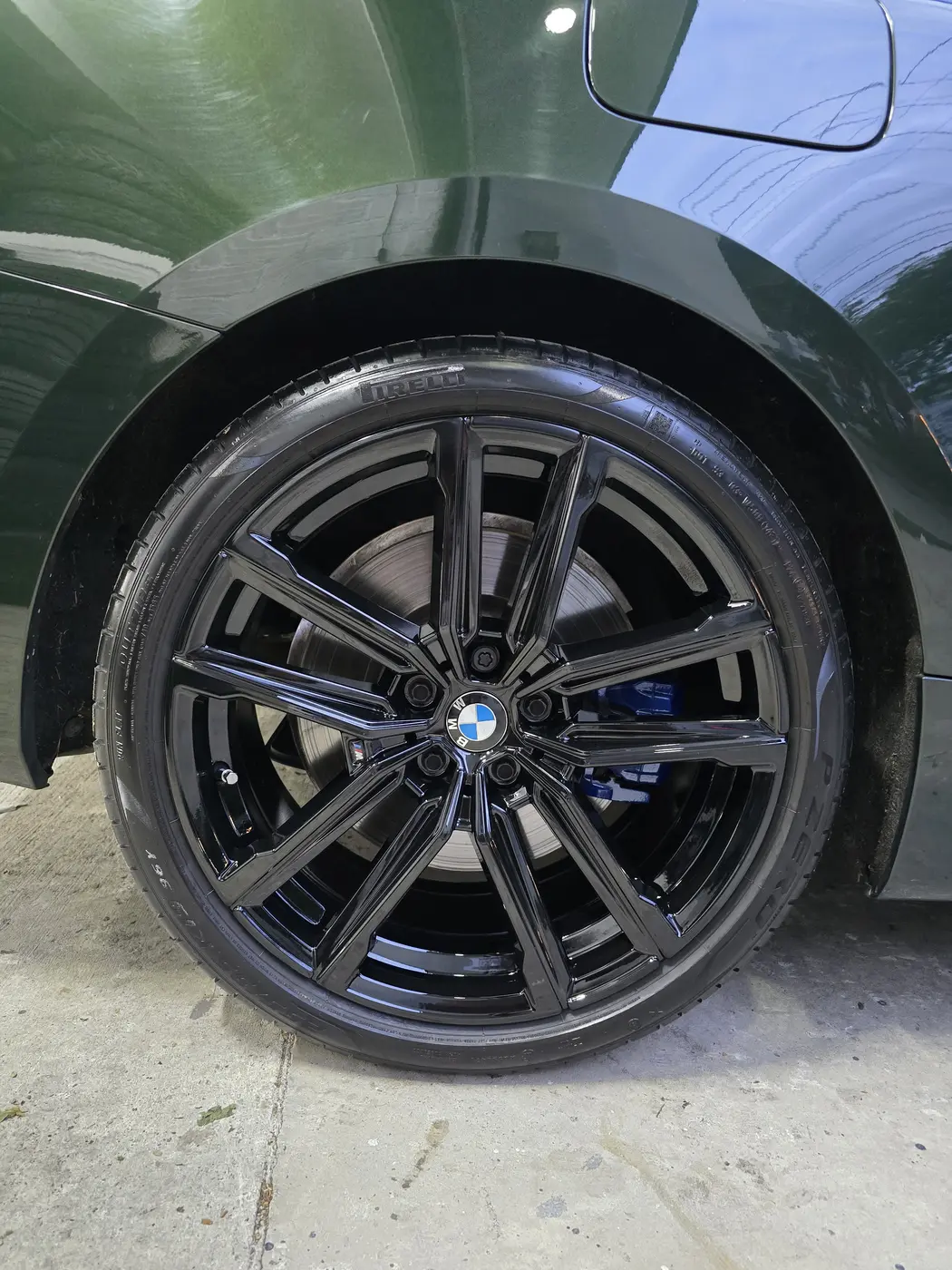 Pintura de rin BMW negro brillante en Medellín